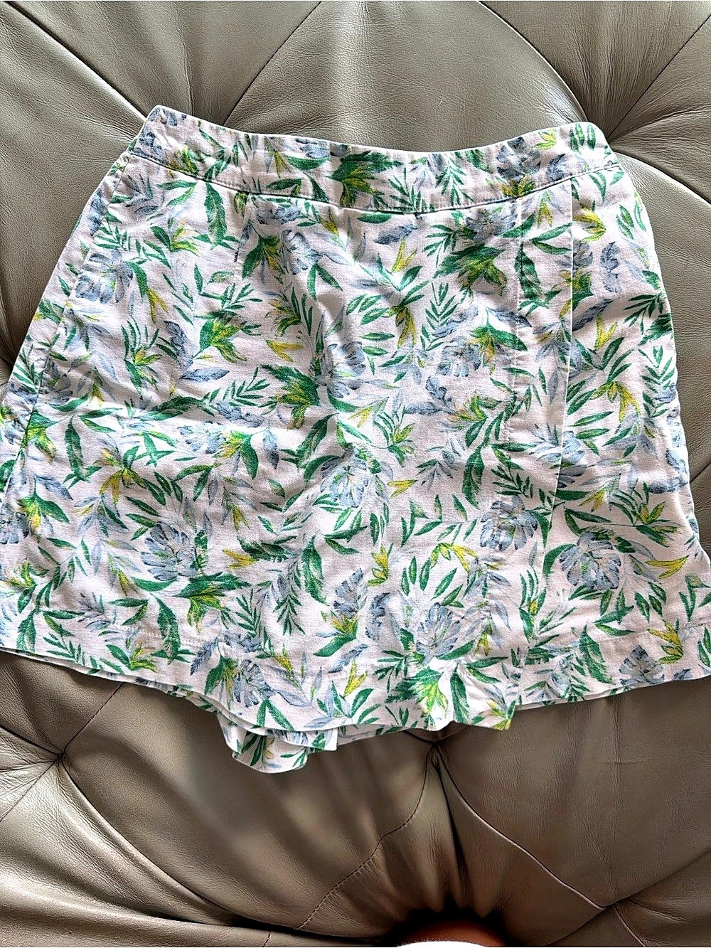 Uniqlo S Linen Blend Leaf Print Wrap Shorts in White & Green